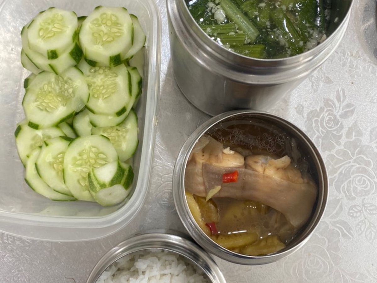 Hộp cơm vui vẻ 1: cá hú kho - canh cải ngọt thịt bằm - dưa leo chấm nước cá kho