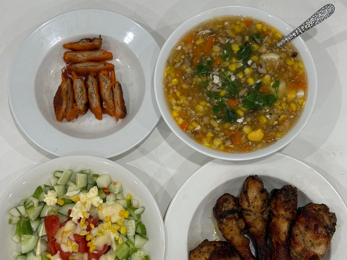 Cơm nhà với súp tôm nấm hương ngô ngọt cà rốt, đùi tỏi gà bỏ lò, salad cà chua dưa chuột
