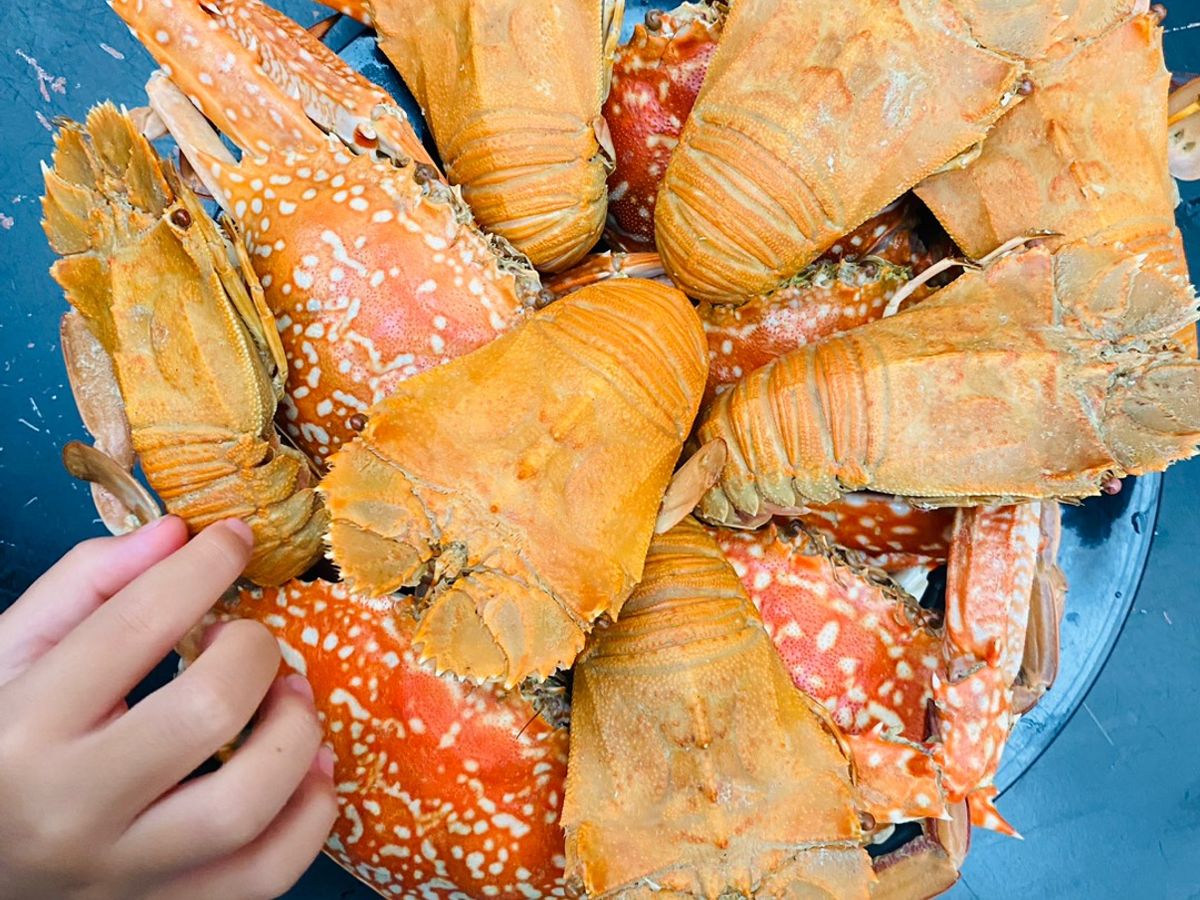 Ghẹ và tôm mũ ni luộc cạn với sả