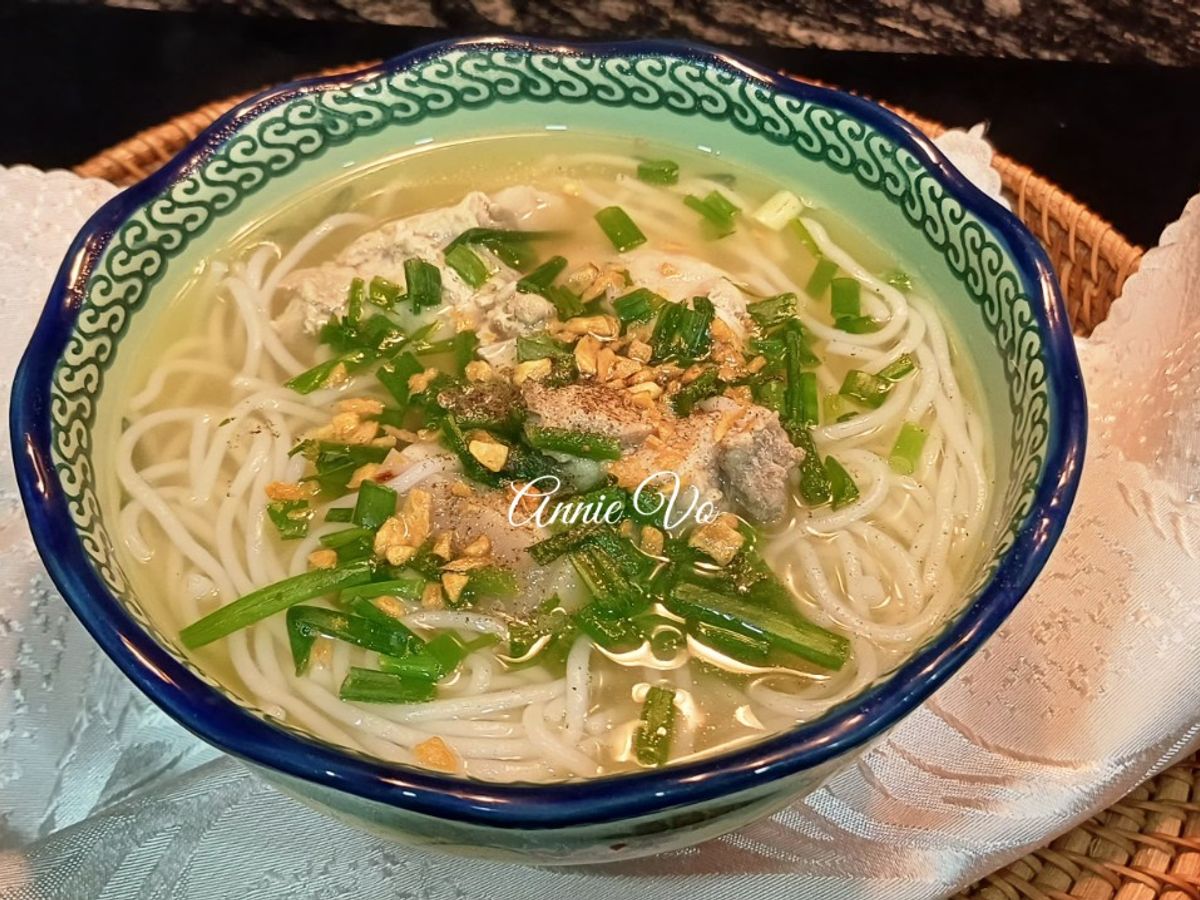 Bún nấu đuôi heo