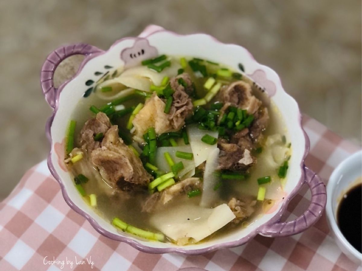 Canh sườn bò nấu măng chua