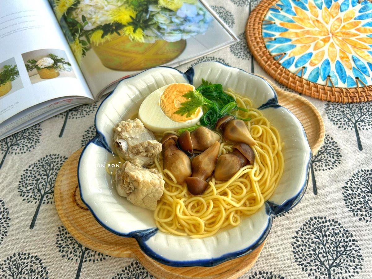 Mì Trứng Sườn Nấm Mối Đen
