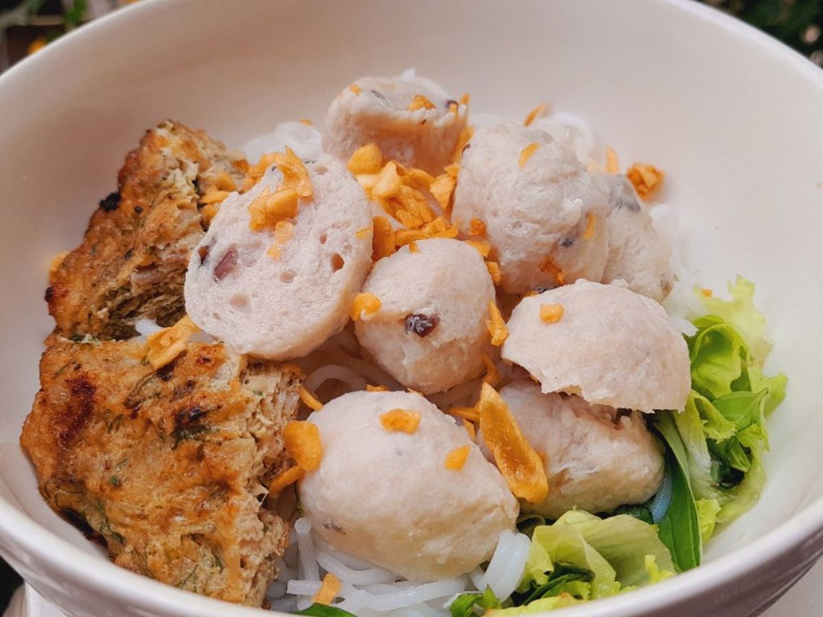 Bún trộn thịt viên