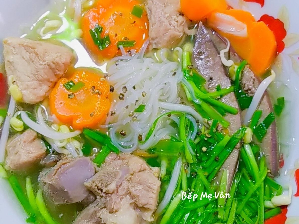 Hủ tiếu xương và gan heo