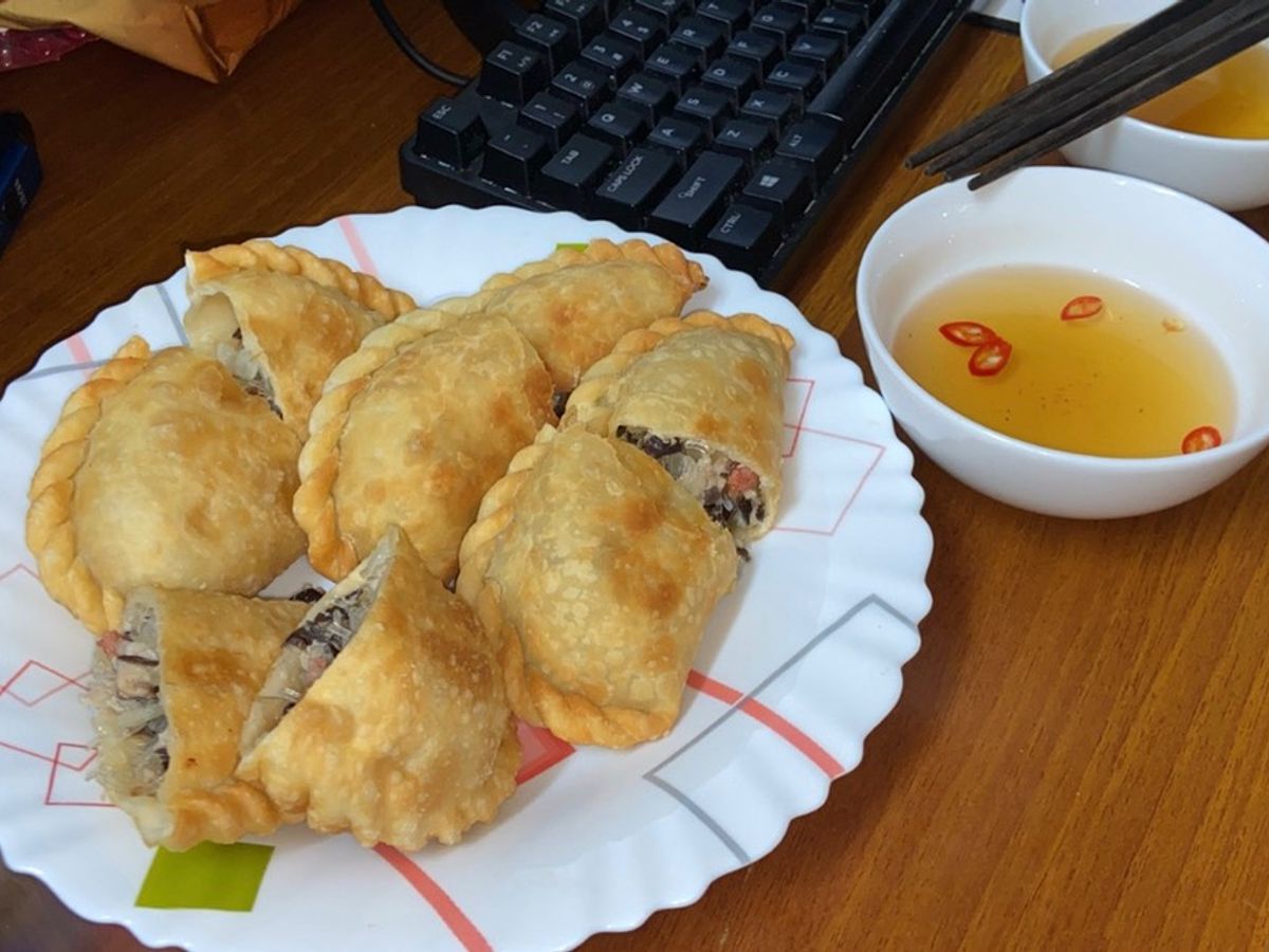 Bánh gối nhân thịt, trứng cút, lạp sườn