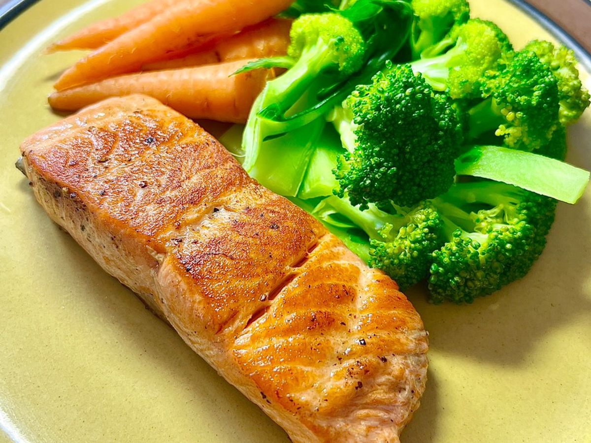 Cá Hồi Áp Chảo Ăn Kèm Súp Lơ Xanh Và Cà Rốt Bi Luộc (KeTo)