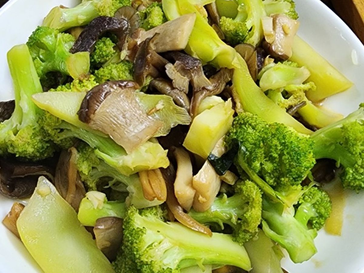 Súp lơ xào nấm lộc nhung (món chay)