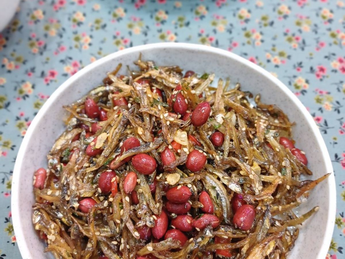 Cá cơm, lạc đỏ rang mắm tỏi