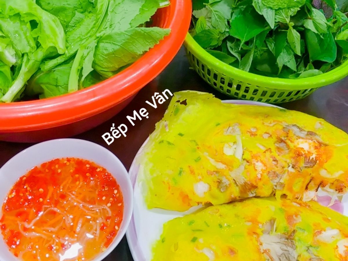 Bánh xèo tôm thịt,nấm bào ngư ăn kèm rau cải xanh và rau sống