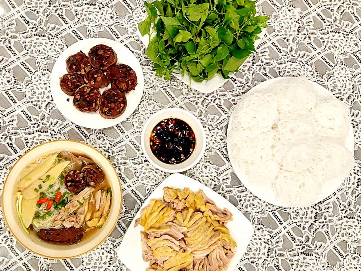 Mâm cơm gia đình #10: Bún măng vịt và dồi cổ vịt