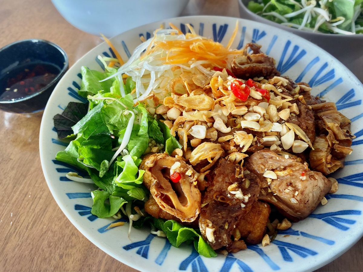 Bún thịt chay xào sả