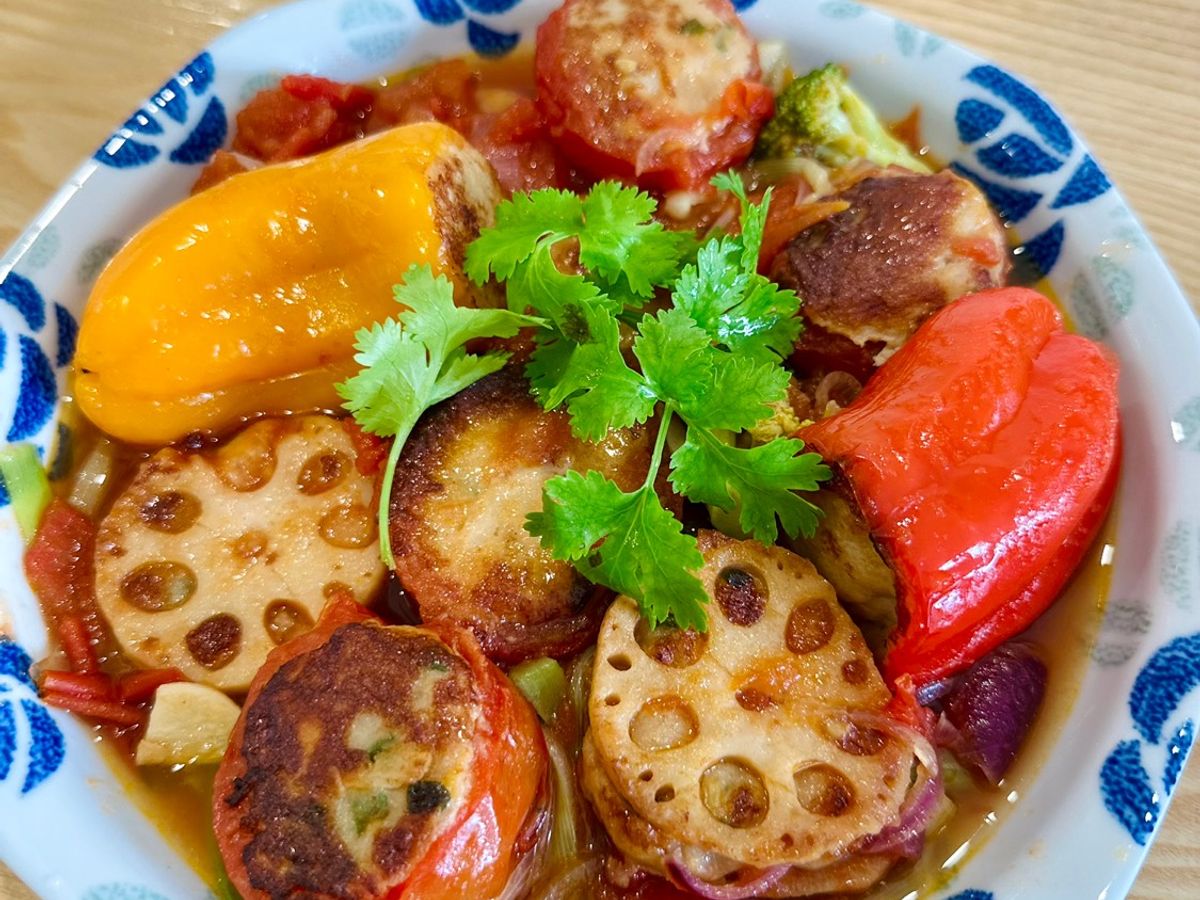 Củ sen, ớt chuông và cà chua nhồi chả cá sốt cà