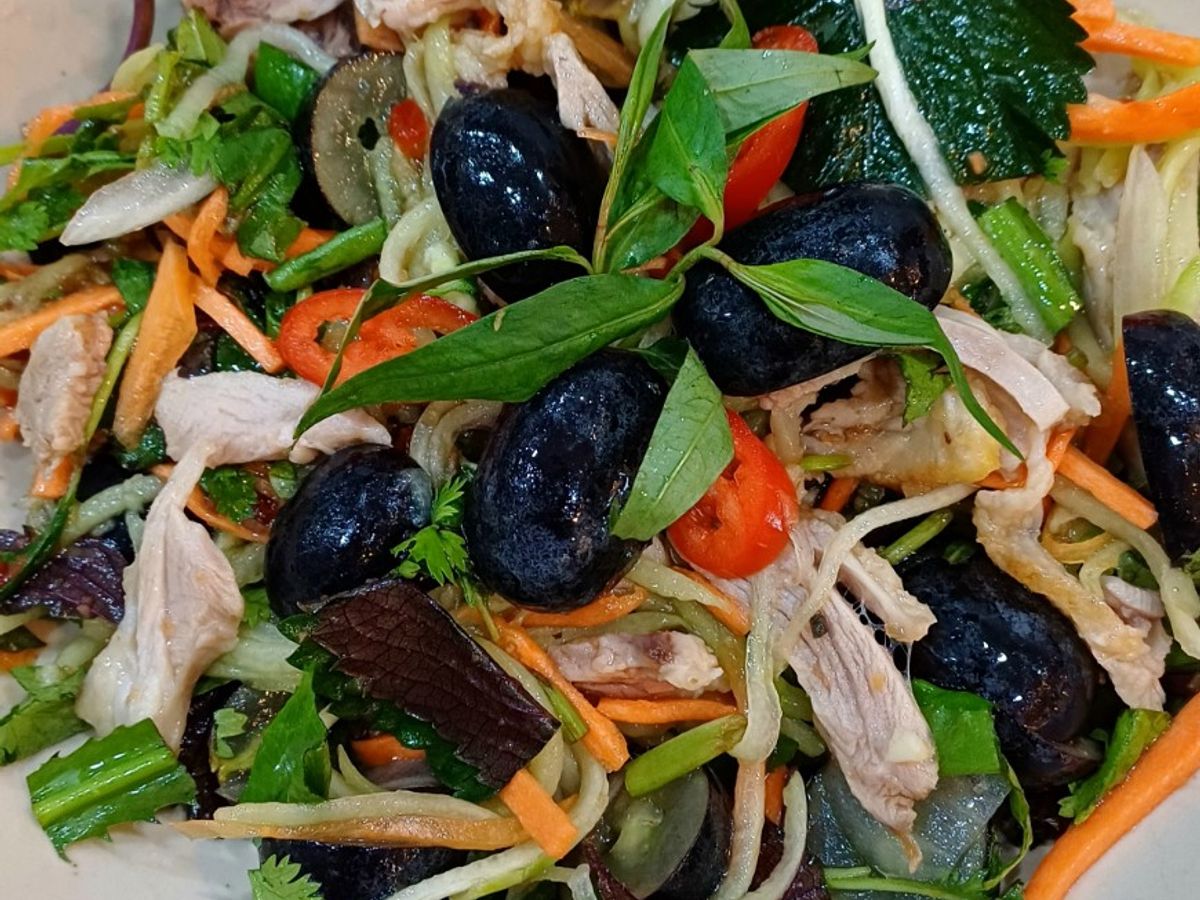 Gỏi nho đen, thịt vịt