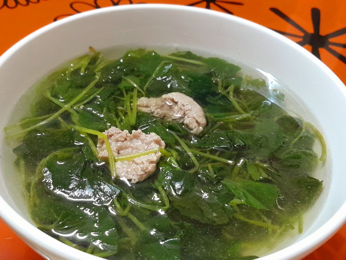Canh rau má nấu thịt thanh nhiệt