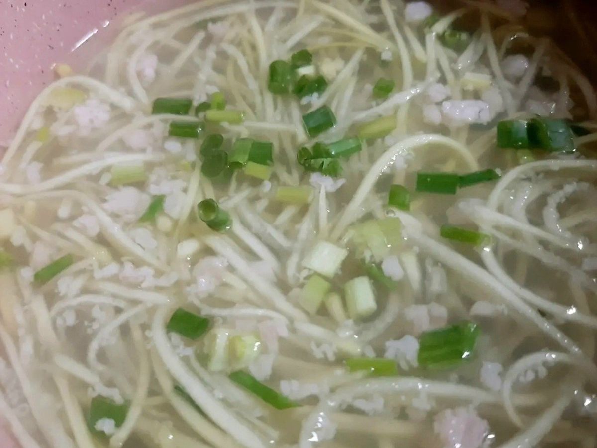 Canh bầu nấu thịt vai xay