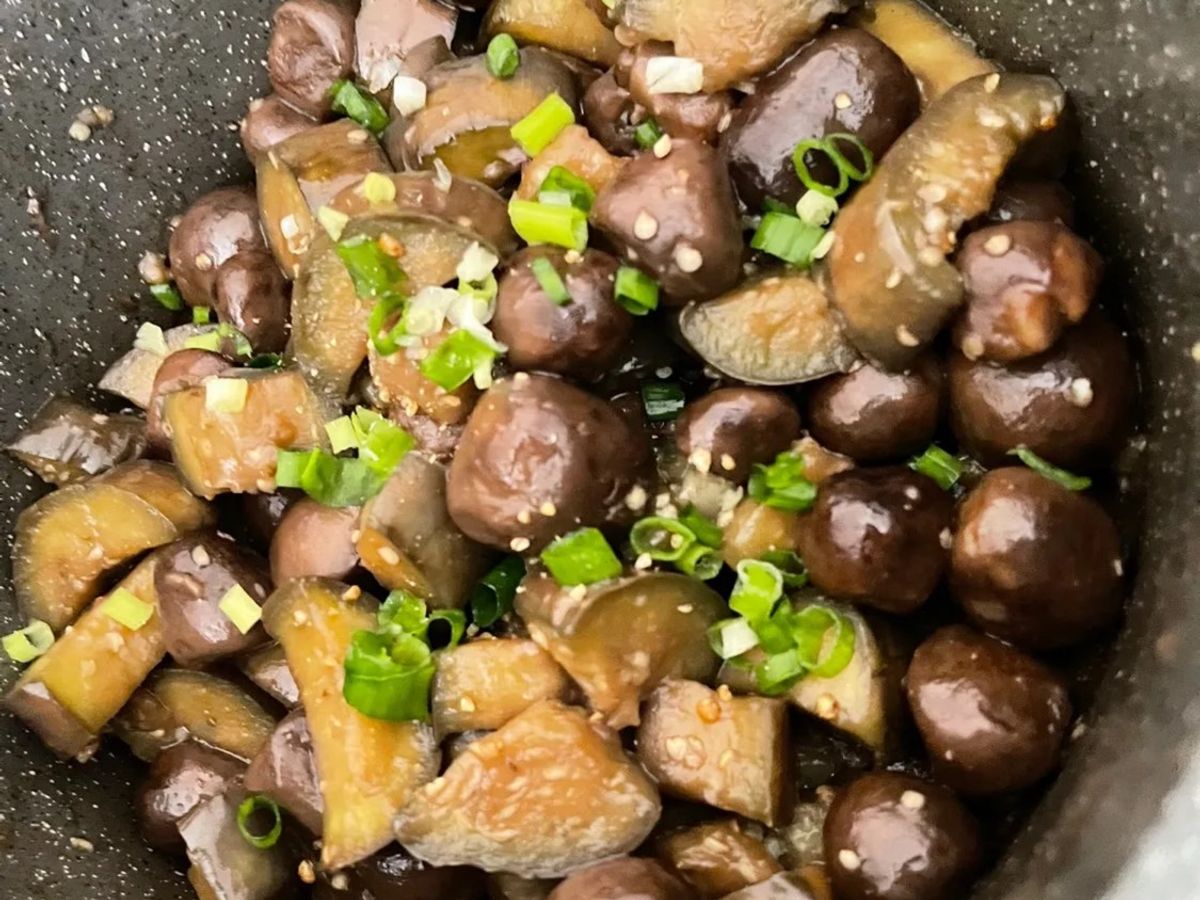 Cà tím kho nấm rơm
