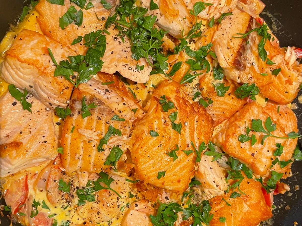 Salmon with whipping cream sauce (cá hồi sốt kem tươi)