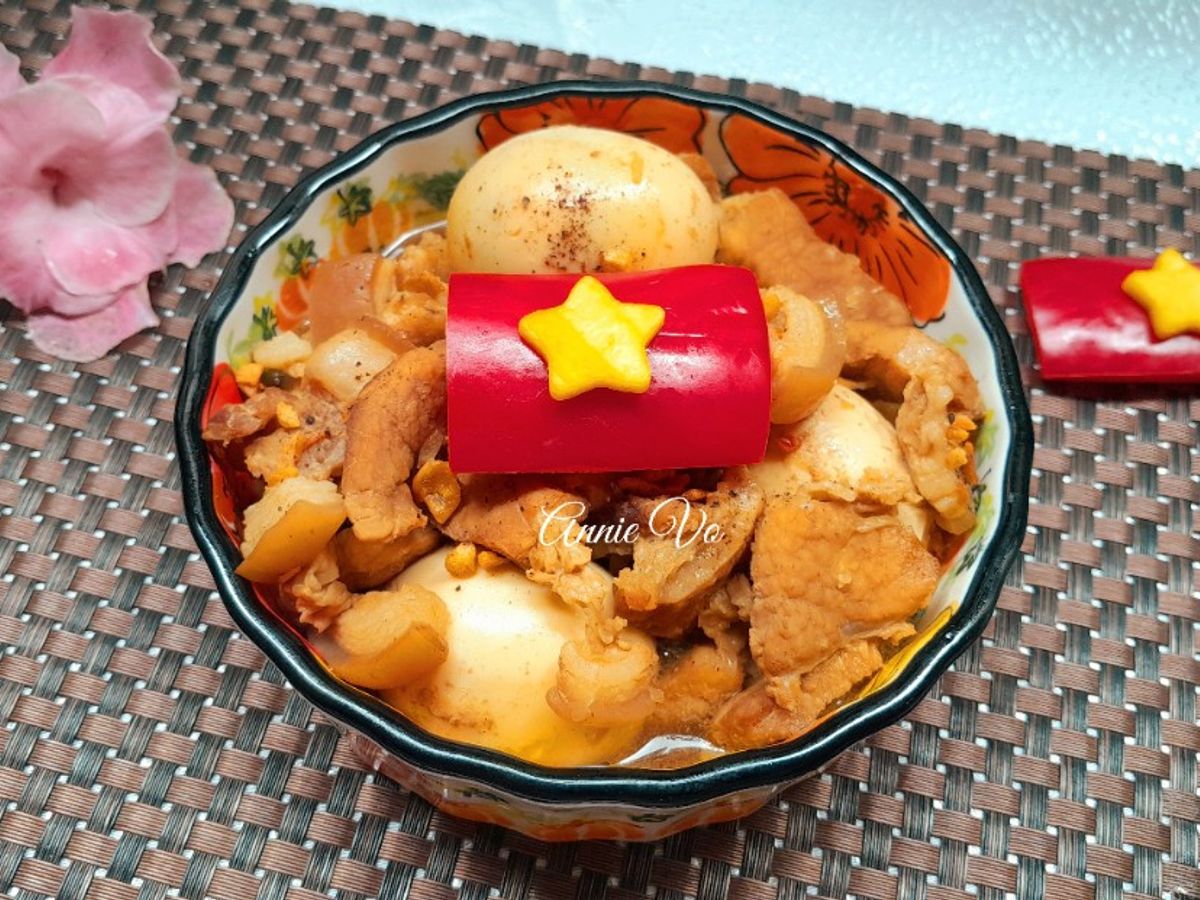 Thịt vai heo kho trứng với gói sốt kho thịt