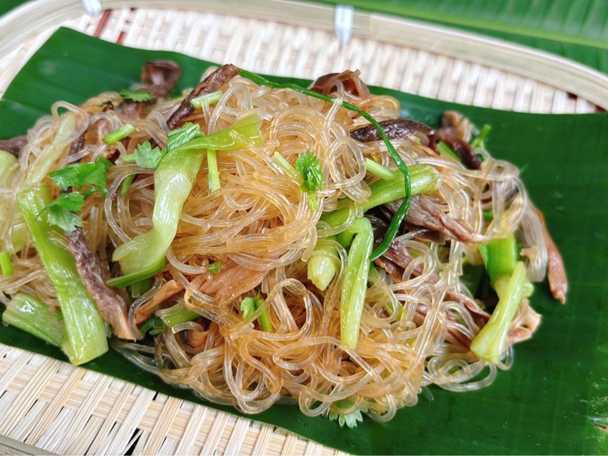 Miến xào rau cần nấm lộc nhung
