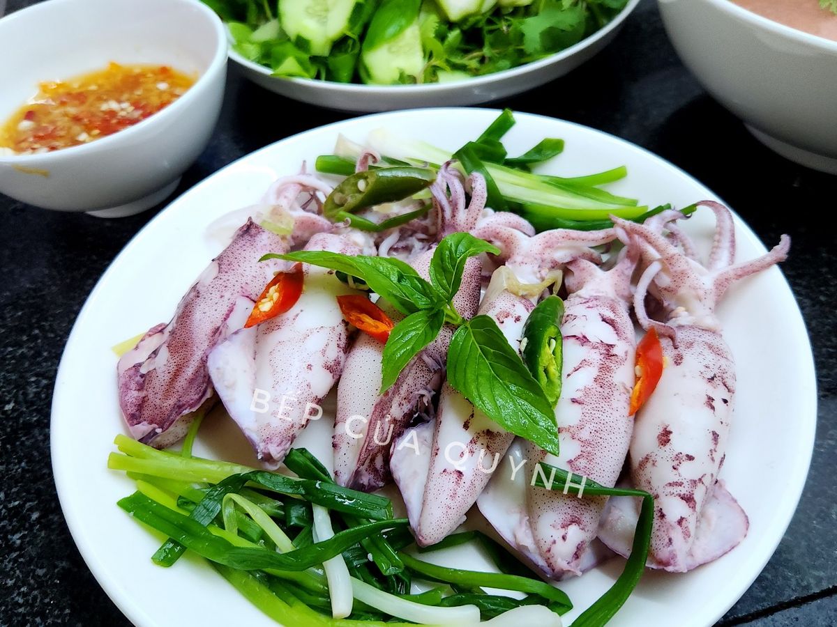 Mực cơm luộc chua cay