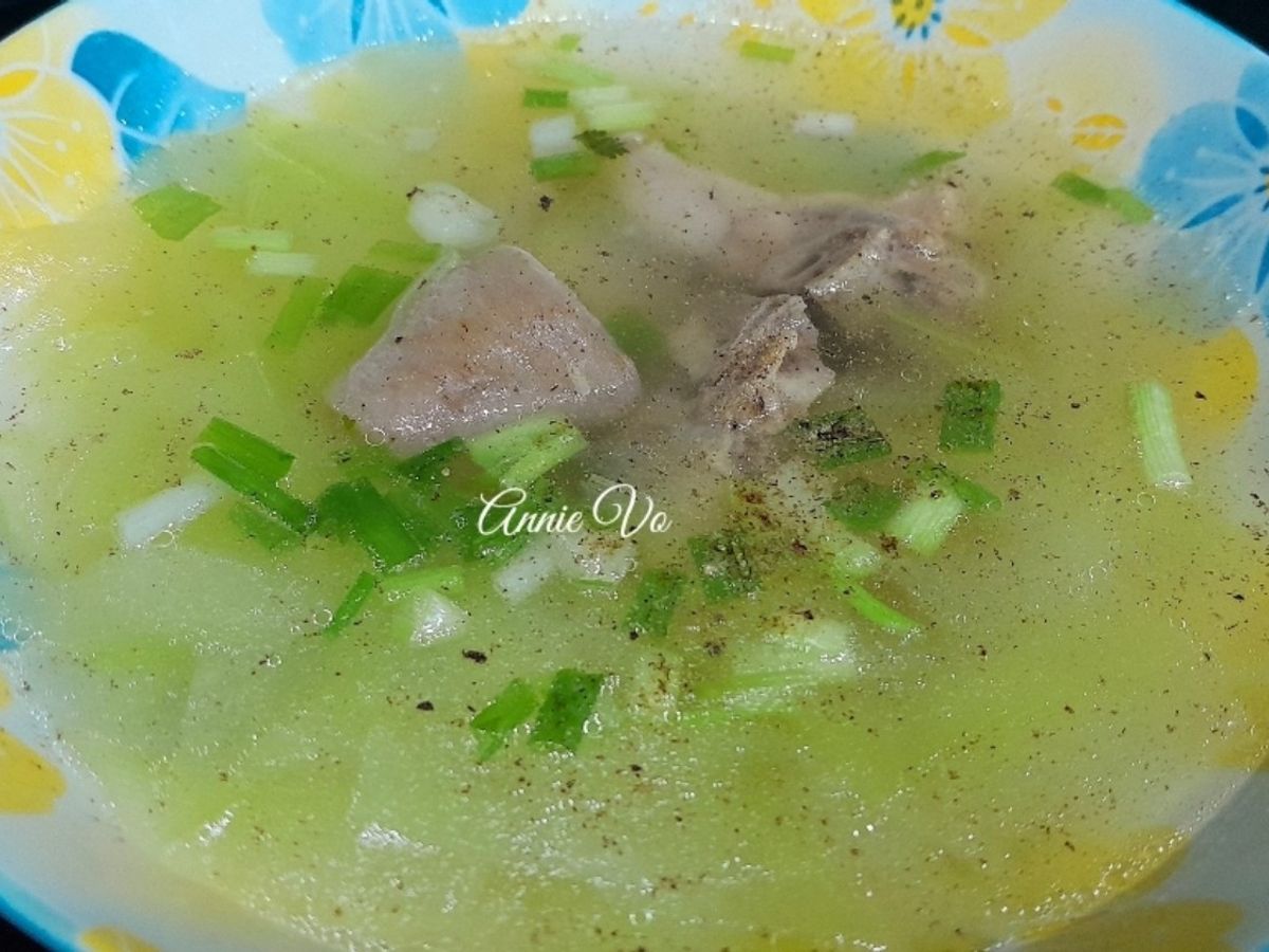 Canh đuôi heo nấu bí xanh