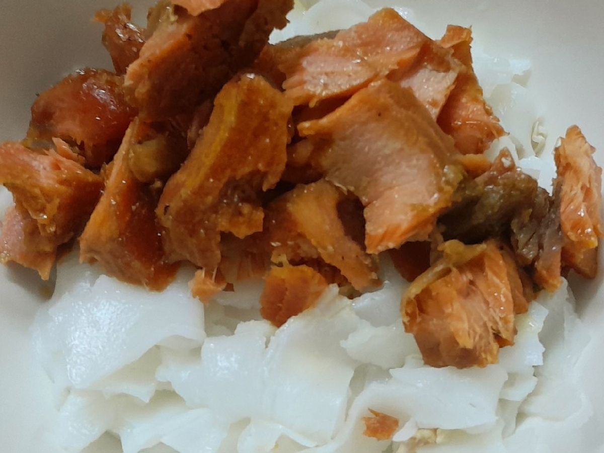 Mì lá tươi trộn cá hồi