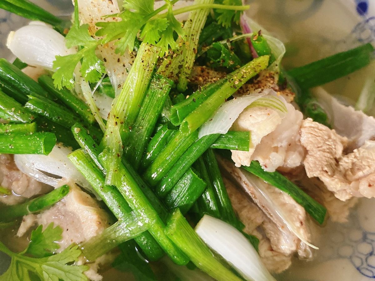 Canh Xương Heo Nấu Hành Lá