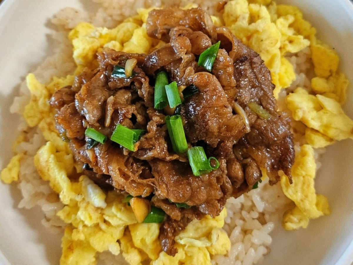 Cơm trứng thịt bò