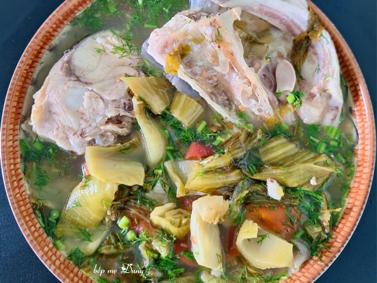 Canh dưa cải chua đầu cá trắm