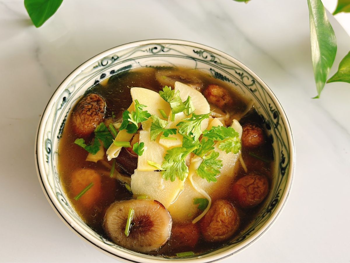 Canh Măng Củ Tươi Nấu Nấm Rơm và Ngưu Bàng