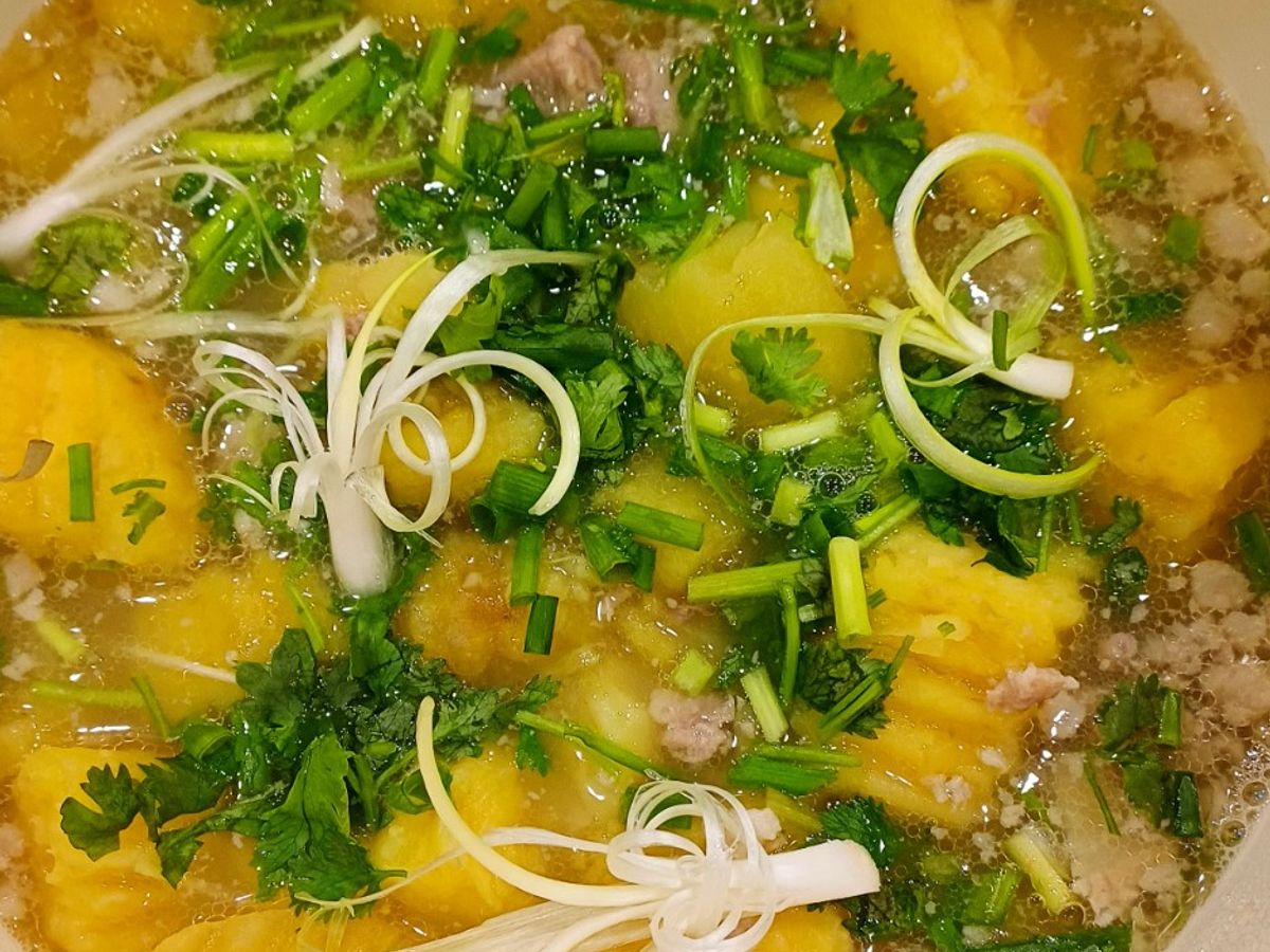 Canh khoai lang nấu thịt bằm