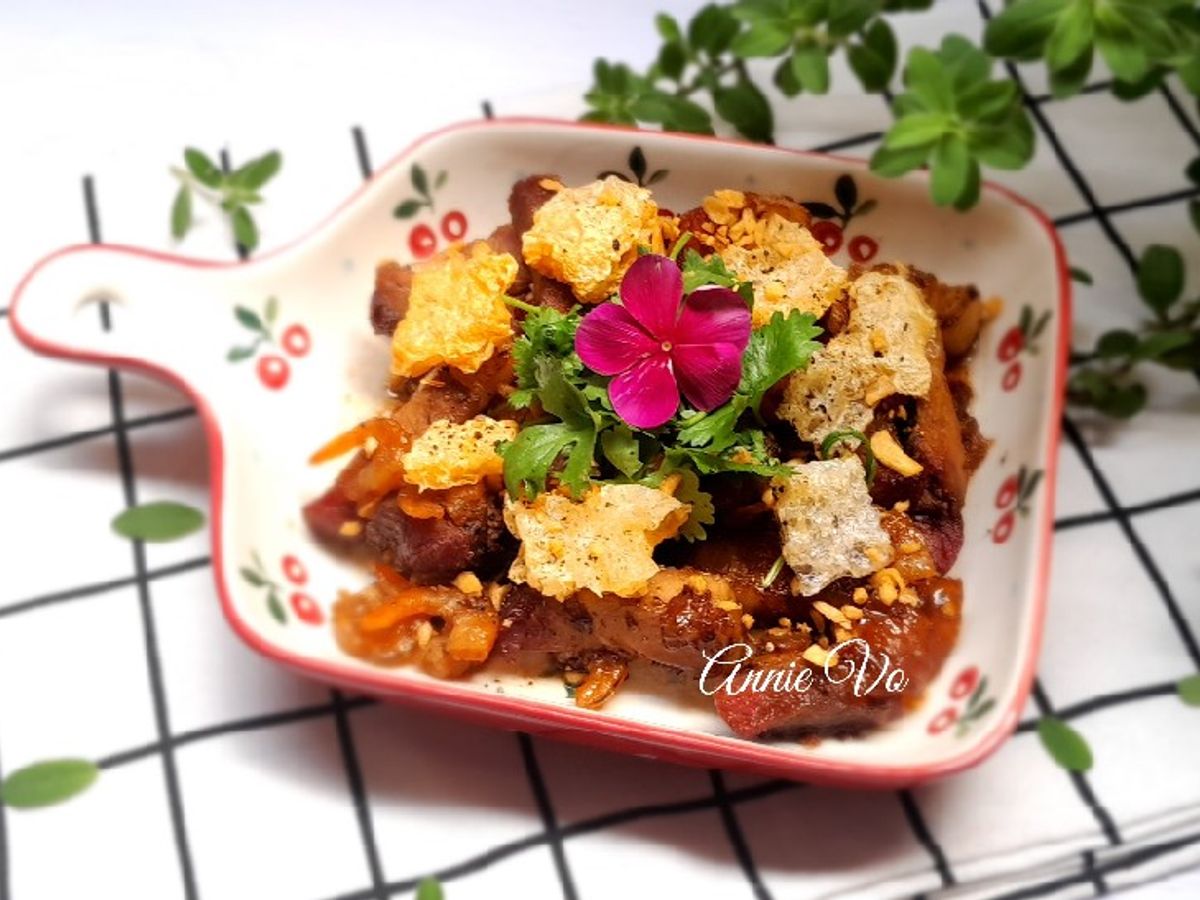 Thịt quay rim tôm khô bóng bì