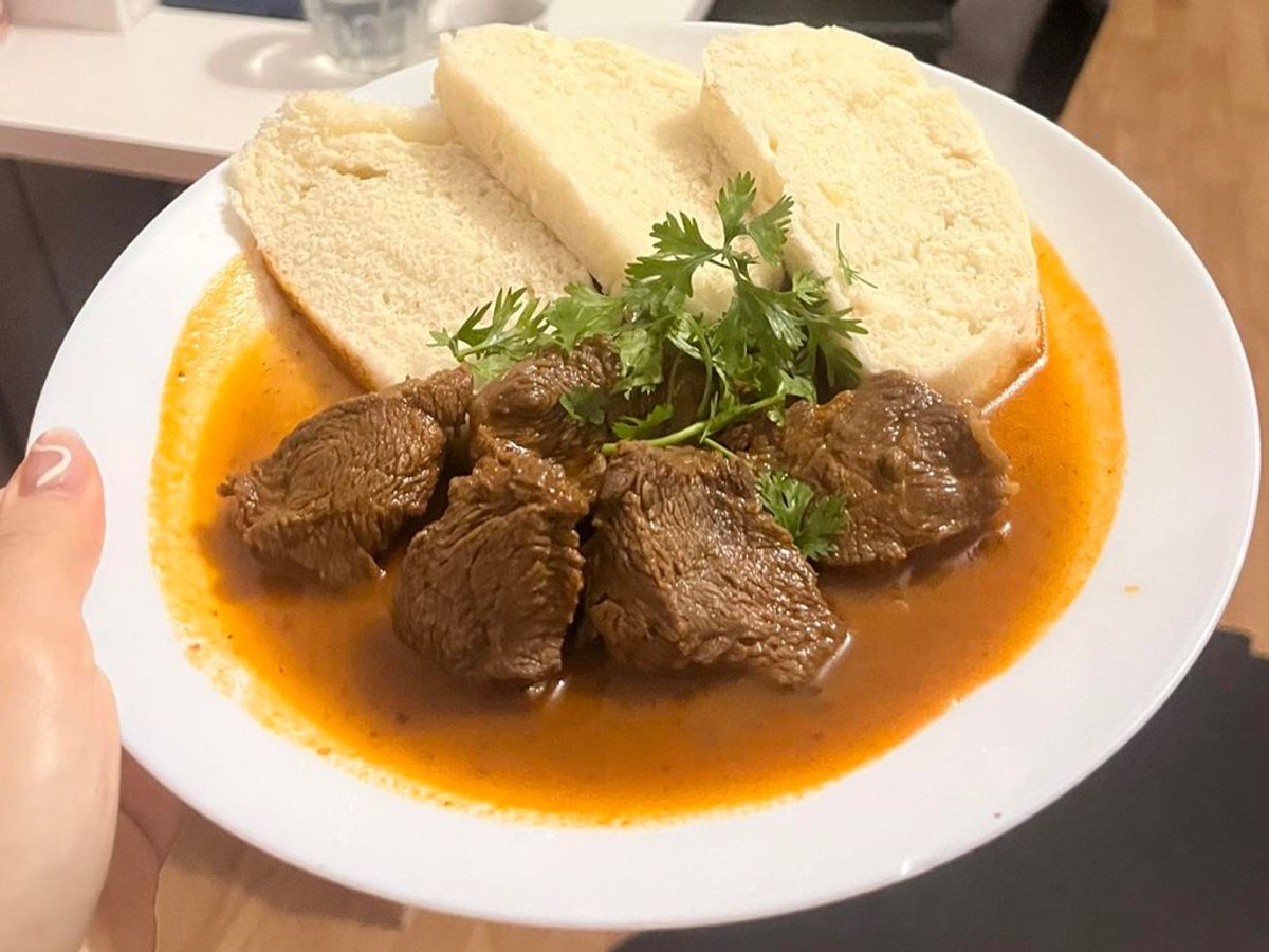 Thịt bò sốt vang và bánh “knedlik”