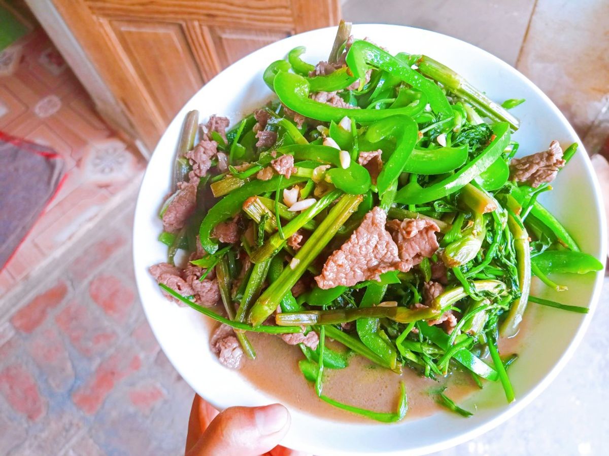 Thịt bò xào cần nước ớt chuông xanh