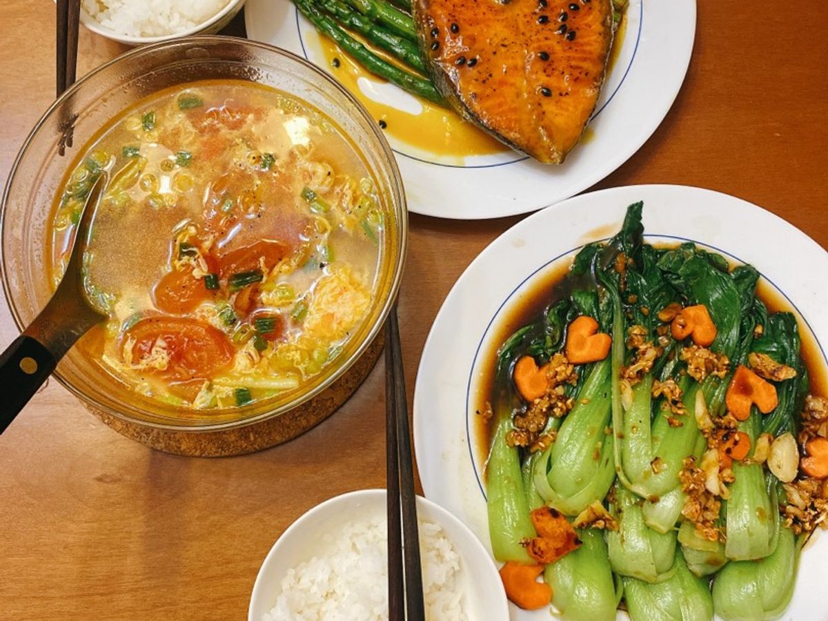 Menu gia đình hàng ngày 06-Cá hồi sốt chanh dây- cải thìa xào dầu hào- canh trứng cà chua