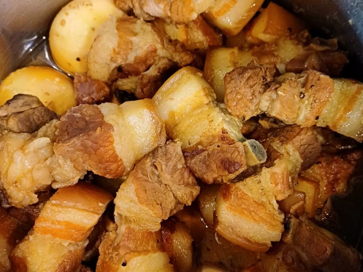 Thịt sườn non kho trứng, nước dừa