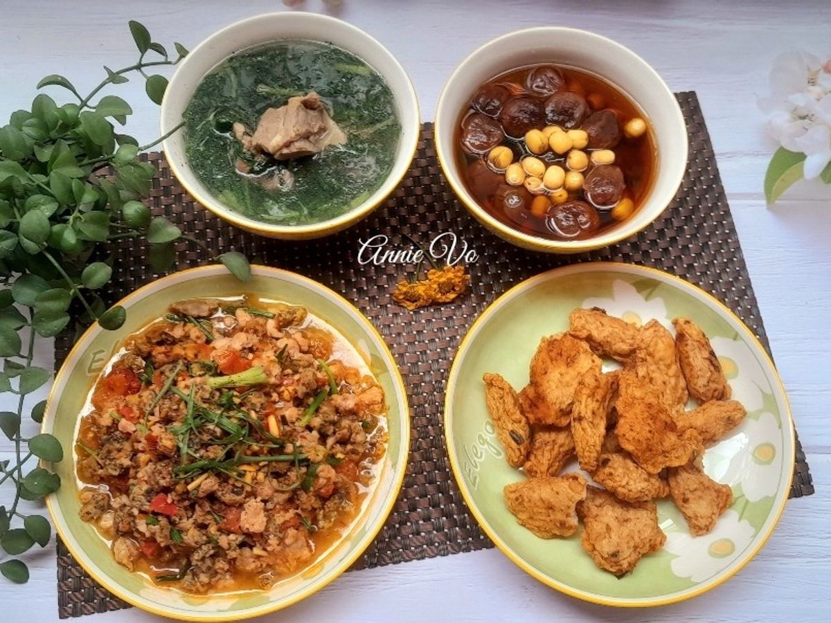 Cơm nhà 4 món nóng hổi và ngon miệng