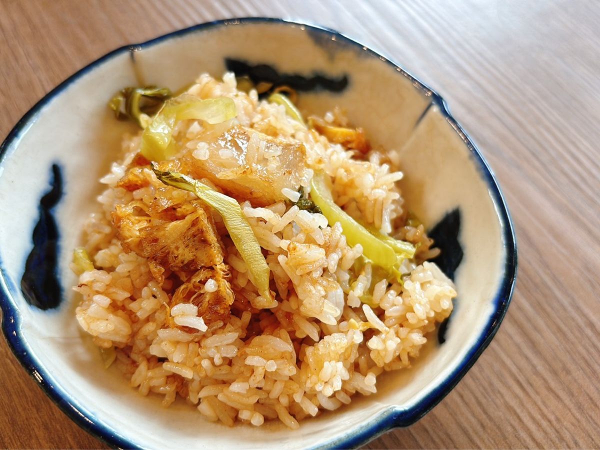 Cơm Chiên Dưa Cải Chua và Heo Quay Chay