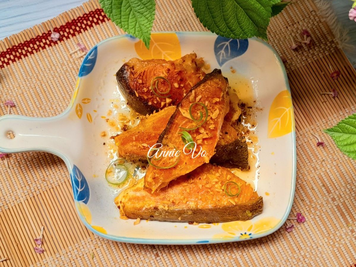 Cá hồi sốt bơ tỏi