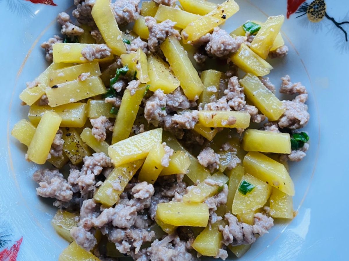 Bò xào khoai tây cho bé