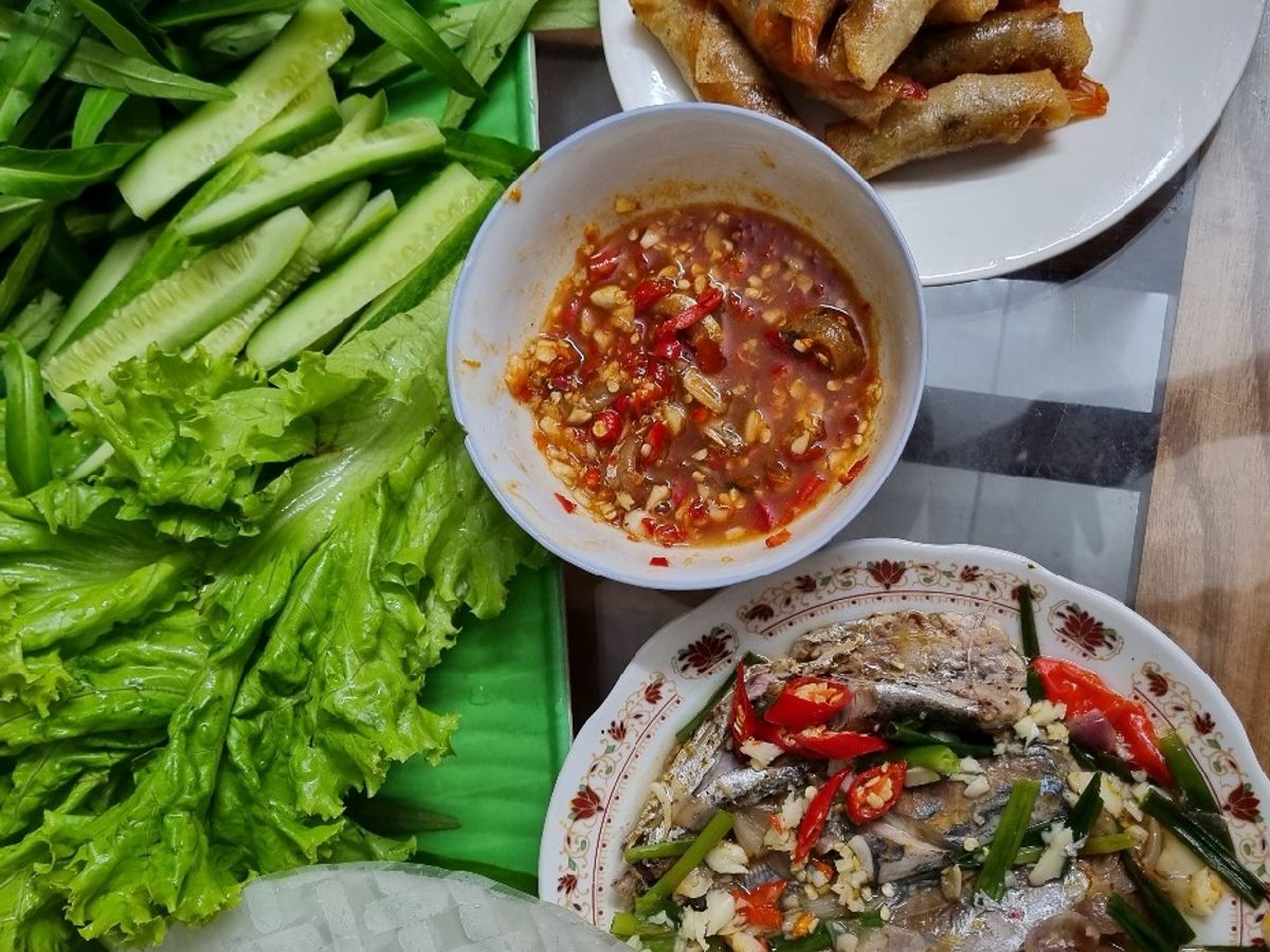 Cá nục hấp hành cuốn rau muống do lướt tóp tóp quá nhiều