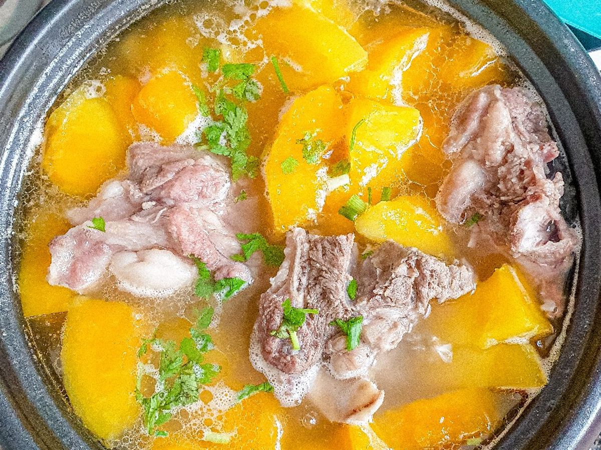 Canh xương sọ heo hầm đu đủ vàng