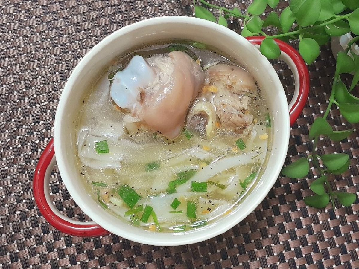 Mì lá tươi nấu giò heo