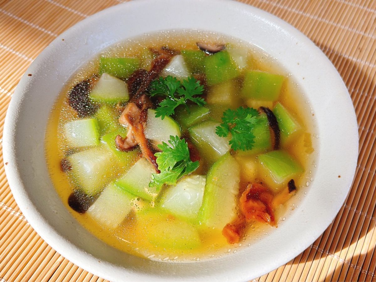 Canh bí xanh nấu nấm khô