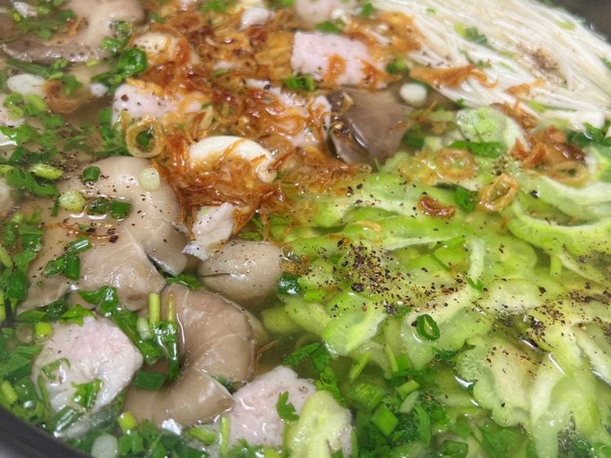 Lẩu chả cá thác lác khổ qua