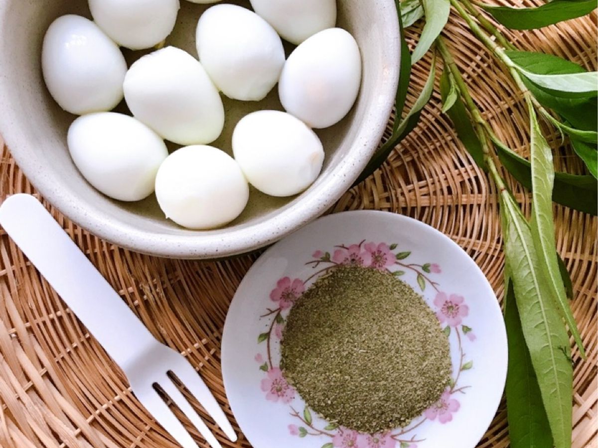 Trứng Cút Luộc Chấm Muối Rau Răm
