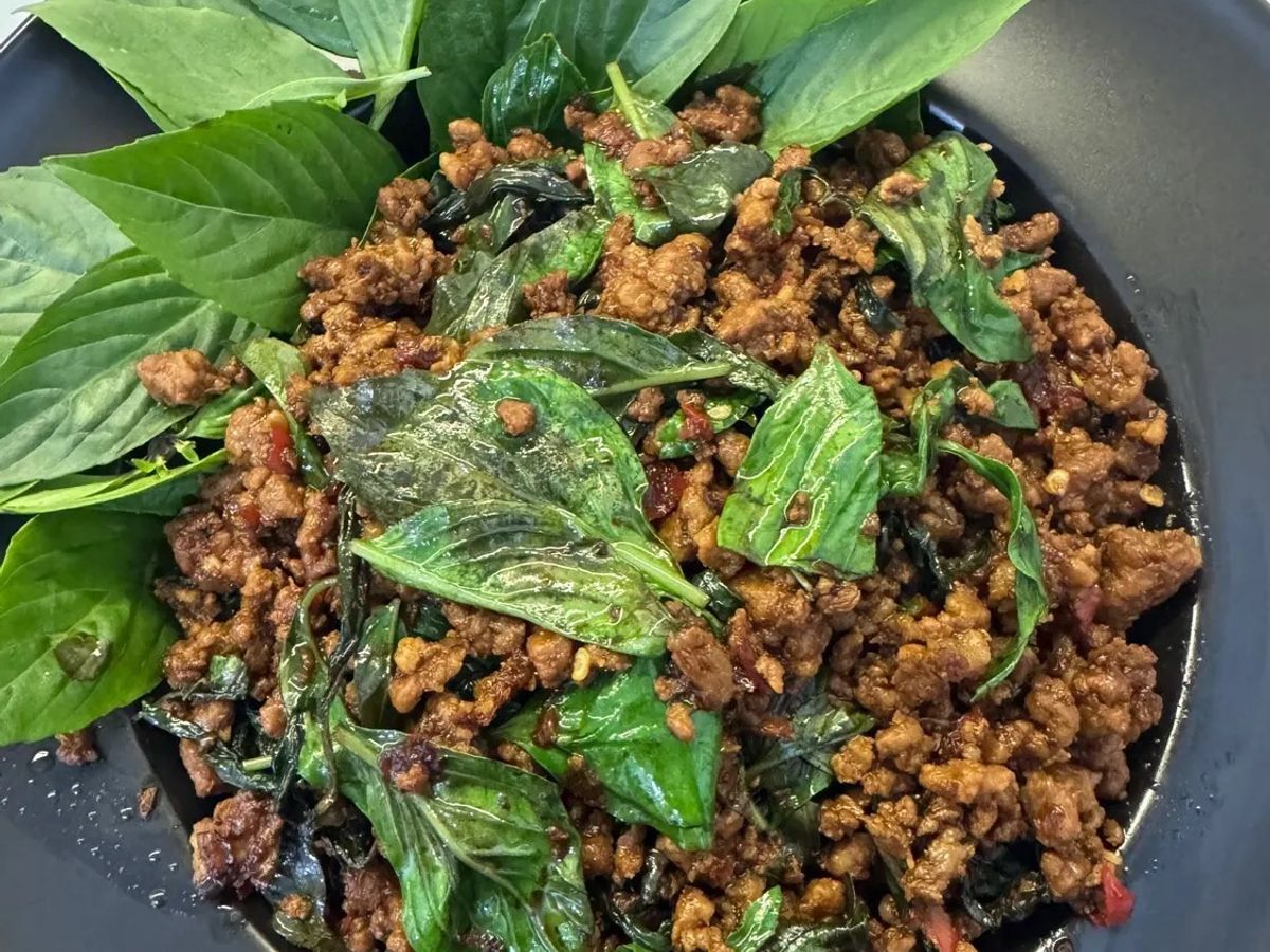 Thịt heo xào lá quế Pad Kra Pao