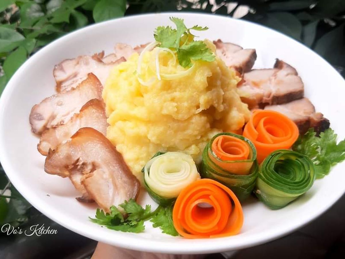 Giò heo nướng ngũ vị và khoai tây nghiền