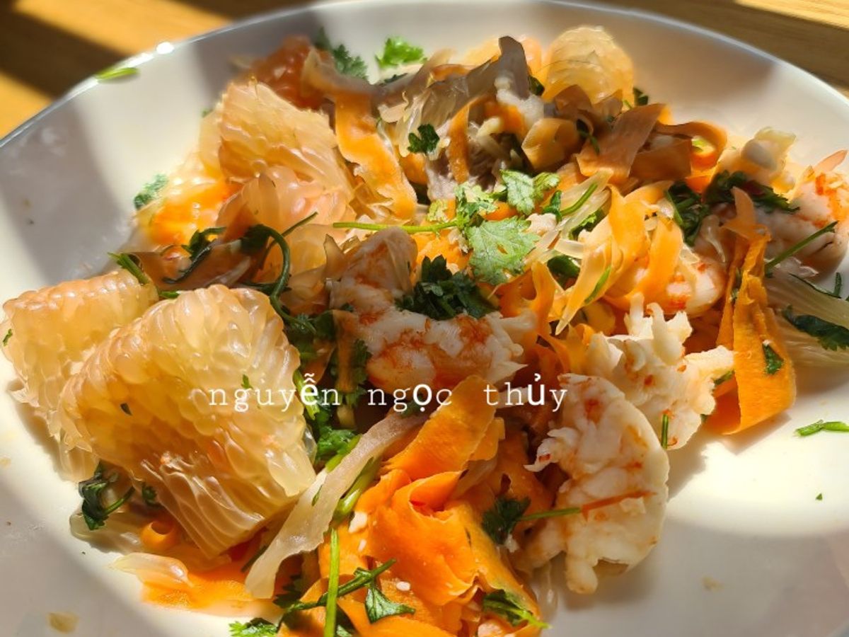 Gỏi bưởi tôm thịt chua cay