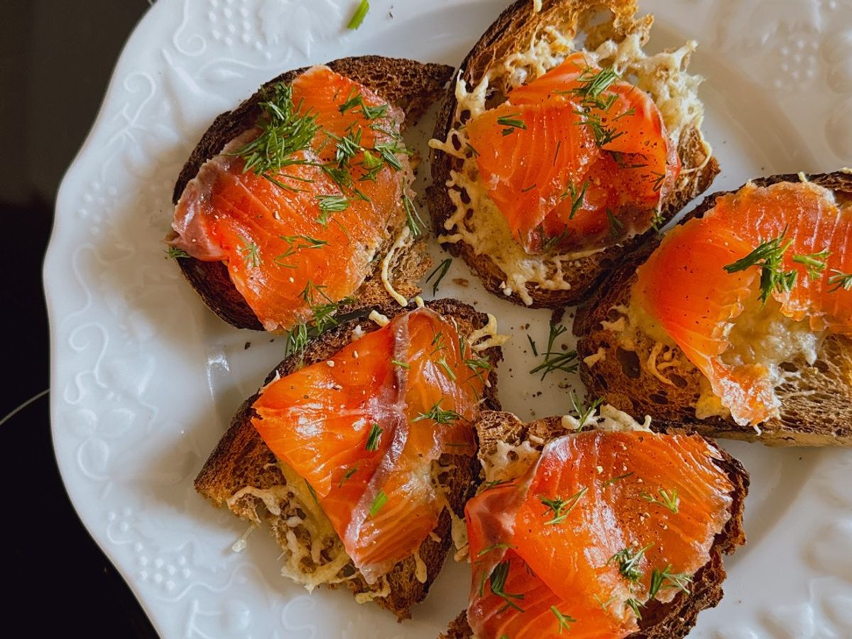 Tartine Bánh Mì Nướng Phô Mai Emmental Phủ Cá Hồi Gravlax